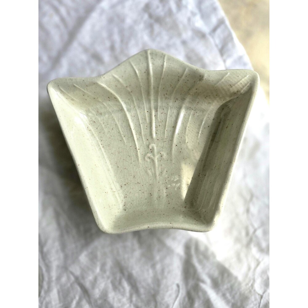 Vintage Crown Filigree Ceramic Dish: Speckled Beige Decorative Bowl